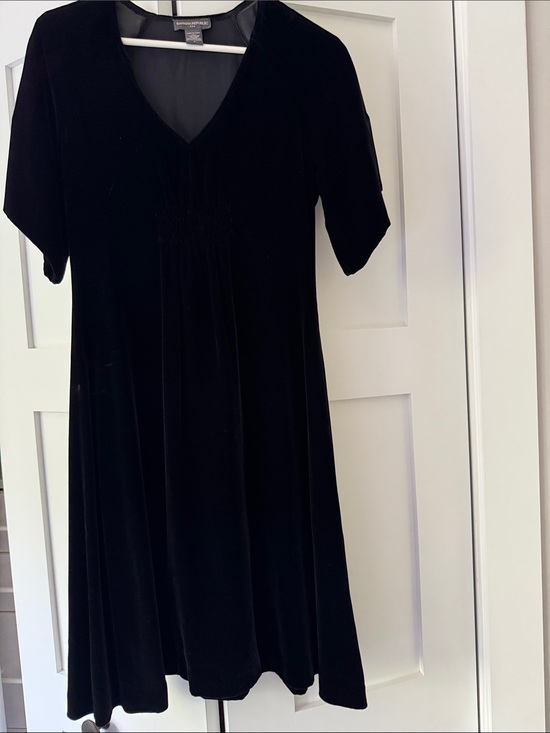 Banana Republic Dresses & Skirts - Banana Republic Black Velvet Midi Dress